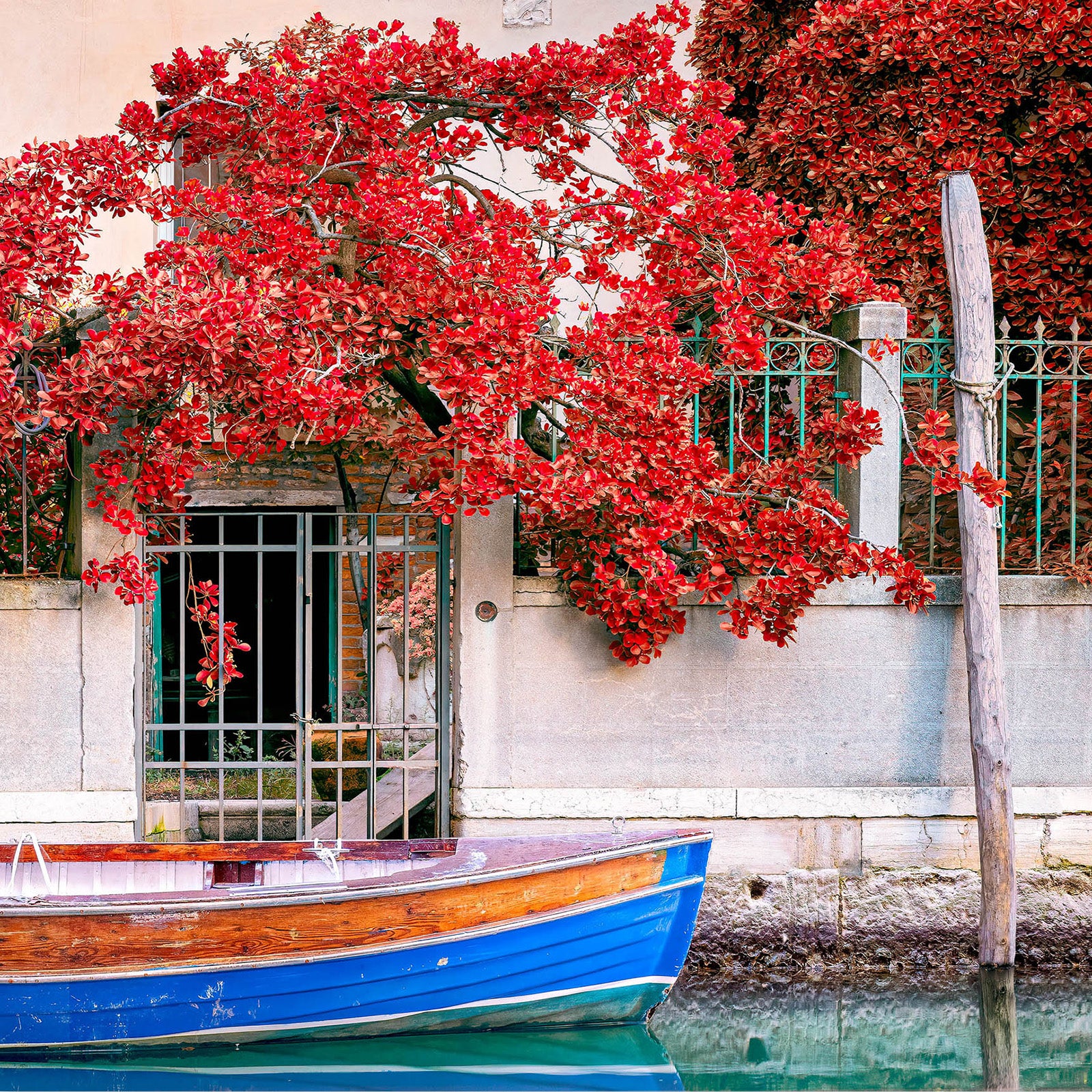 Seascape & Water “Silk Road SQ” by Phil Carriere – photography with resin on brushed aluminum.